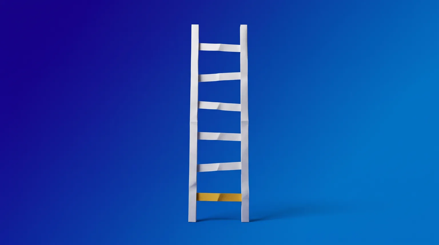 Une échelle en papier blanc plié posée sur un fond bleu profond, son barreau le plus bas éclairé en doré.